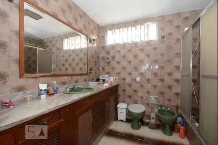 Casa à venda com 180m², 4 quartos e 5 vagasBanheiro Social 1