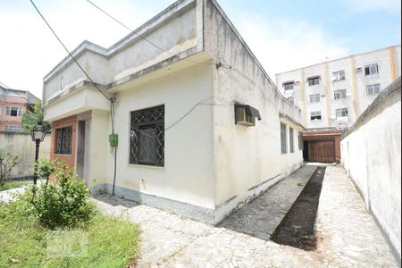 Casa à venda com 180m², 4 quartos e 5 vagasÁrea Externa - Frente - Acesso Garagem