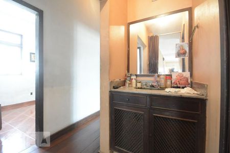 Casa à venda com 180m², 4 quartos e 5 vagasCorredor - Lavatório