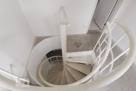 Apartamento para alugar com 116m², 3 quartos e 1 vaga Apartamento para alugar com 116m², 3 quartos e 1 vagaEscada