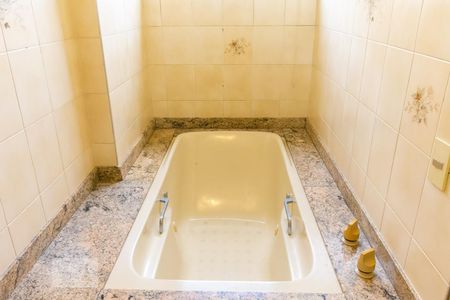 Apartamento para alugar com 300m², 6 quartos e 4 vagasBanheiro da Suíte 2 - Banheira