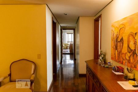 Apartamento para alugar com 300m², 6 quartos e 4 vagasCorredor