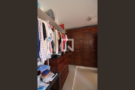 Casa à venda com 350m², 3 quartos e 2 vagasSuíte 3 Closet