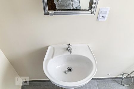 Banheiro de apartamento à venda com 1 quarto, 56m² em Centro, Campinas