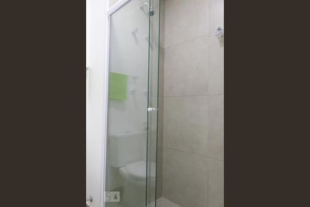 Banheiro de kitnet/studio para alugar com 1 quarto, 24m² em Liberdade, São Paulo