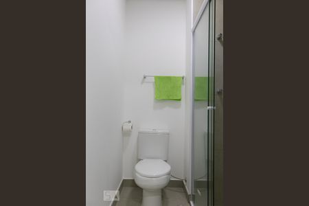 Banheiro de kitnet/studio para alugar com 1 quarto, 24m² em Liberdade, São Paulo