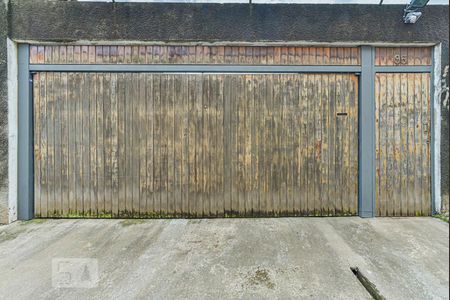 Casa à venda com 302m², 3 quartos e 4 vagas Casa à venda com 302m², 3 quartos e 4 vagasFachada