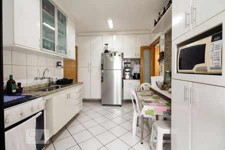 Apartamento à venda com 122m², 4 quartos e 4 vagas Apartamento à venda com 122m², 4 quartos e 4 vagasCozinha