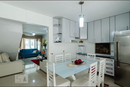 Casa à venda com 140m², 2 quartos e 2 vagas Casa à venda com 140m², 2 quartos e 2 vagasCozinha
