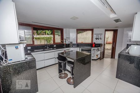 Casa à venda com 1800m², 5 quartos e 20 vagas Casa à venda com 1800m², 5 quartos e 20 vagasCozinha