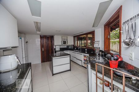 Casa à venda com 1800m², 5 quartos e 20 vagas Casa à venda com 1800m², 5 quartos e 20 vagasCozinha