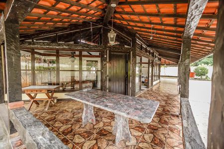 Casa à venda com 1800m², 5 quartos e 20 vagas Casa à venda com 1800m², 5 quartos e 20 vagasVaranda