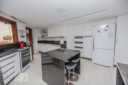 Casa à venda com 1800m², 5 quartos e 20 vagas Casa à venda com 1800m², 5 quartos e 20 vagasCozinha