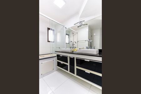 Apartamento à venda com 147m², 3 quartos e 3 vagasBanheiro da Suíte 1