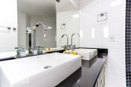 Apartamento à venda com 147m², 3 quartos e 3 vagasBanheiro da Suíte 1