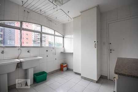 Apartamento à venda com 220m², 4 quartos e 4 vagas Apartamento à venda com 220m², 4 quartos e 4 vagasÁrea de serviço