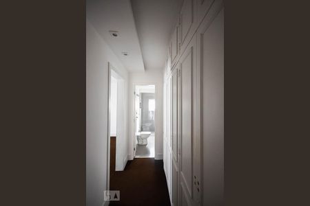 Apartamento à venda com 220m², 4 quartos e 4 vagas Apartamento à venda com 220m², 4 quartos e 4 vagasArmário da suíte 3