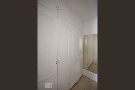 Apartamento à venda com 220m², 4 quartos e 4 vagas Apartamento à venda com 220m², 4 quartos e 4 vagasArmário da suíte 1