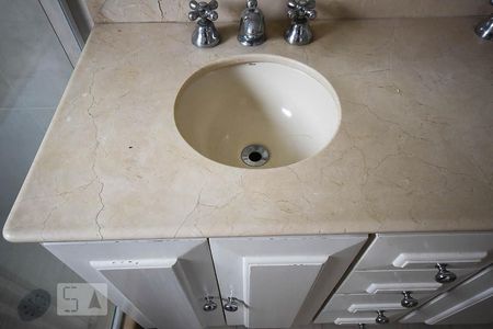 Apartamento à venda com 220m², 4 quartos e 4 vagas Apartamento à venda com 220m², 4 quartos e 4 vagasPia do banheiro da suíte 1