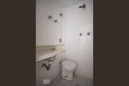 Apartamento à venda com 220m², 4 quartos e 4 vagas Apartamento à venda com 220m², 4 quartos e 4 vagasBanheiro de Serviço