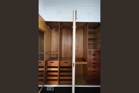 Apartamento à venda com 220m², 4 quartos e 4 vagas Apartamento à venda com 220m², 4 quartos e 4 vagasArmário da suíte 2