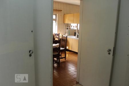 Casa à venda com 330m², 4 quartos e 5 vagasCorredor de Acesso