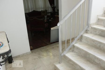 Casa à venda com 330m², 4 quartos e 5 vagasEscadas