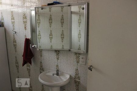 Casa à venda com 330m², 4 quartos e 5 vagasBanheiro - Entre os quartos