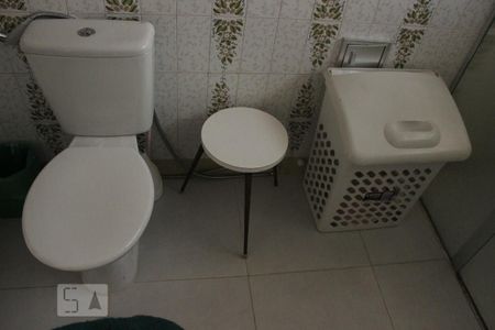 Casa à venda com 330m², 4 quartos e 5 vagasBanheiro - Entre os quartos