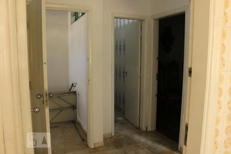 Casa à venda com 330m², 4 quartos e 5 vagasCorredor de Acesso