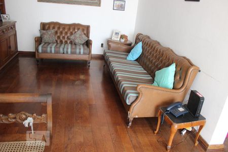 Casa à venda com 330m², 4 quartos e 5 vagasSala Privada (Entre os Quartos)