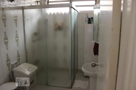 Casa à venda com 330m², 4 quartos e 5 vagasBanheiro - Entre os quartos