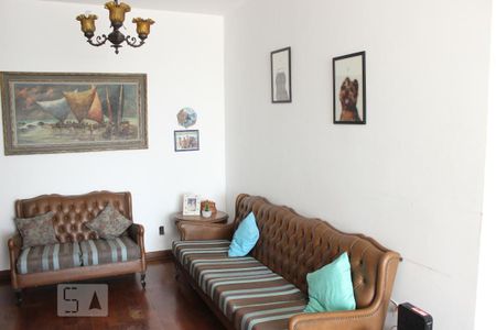 Casa à venda com 330m², 4 quartos e 5 vagasSala Privada (Entre os Quartos)