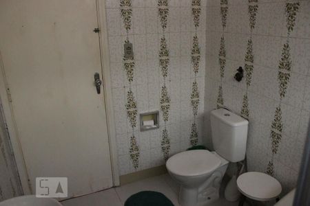 Casa à venda com 330m², 4 quartos e 5 vagasBanheiro - Entre os quartos