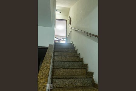 escada para o segundo andar  de casa para alugar com 6 quartos, 313m² em Tijuca, Rio de Janeiro
