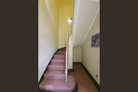 Casa à venda com 309m², 5 quartos e 4 vagasEscada