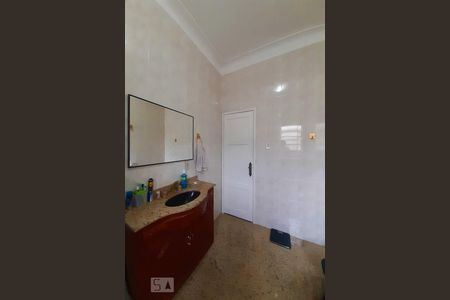 Casa à venda com 309m², 5 quartos e 4 vagasBanheiro Social