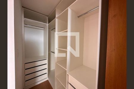 Apartamento à venda com 239m², 4 quartos e 3 vagasCloset