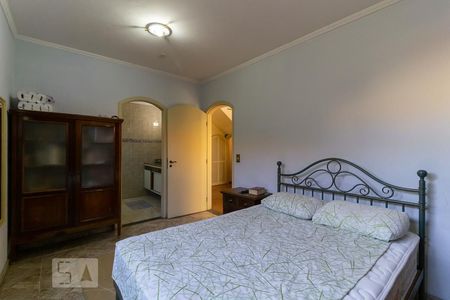 Casa à venda com 225m², 4 quartos e 2 vagasSuíte