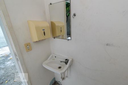 Casa para alugar com 60m², 2 quartos e 2 vagas Casa para alugar com 60m², 2 quartos e 2 vagasBanheiro de Serviço