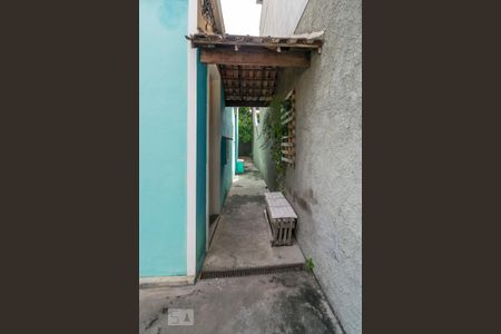 Casa para alugar com 60m², 2 quartos e 2 vagas Casa para alugar com 60m², 2 quartos e 2 vagasCorredor lateral de acesso