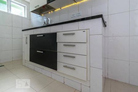 Casa para alugar com 60m², 2 quartos e 2 vagas Casa para alugar com 60m², 2 quartos e 2 vagasCozinha - Armários