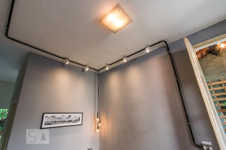 Sala - Detalhe das luminárias de casa para alugar com 2 quartos, 60m² em Penha, Rio de Janeiro