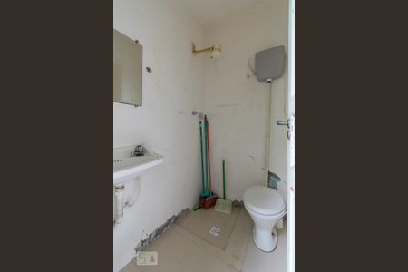 Casa para alugar com 60m², 2 quartos e 2 vagas Casa para alugar com 60m², 2 quartos e 2 vagasBanheiro de Serviço