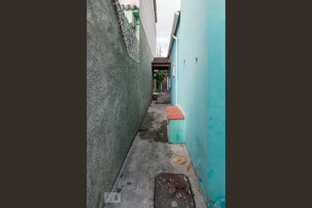 Casa para alugar com 60m², 2 quartos e 2 vagas Casa para alugar com 60m², 2 quartos e 2 vagasCorredor lateral de acesso
