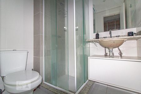 Banheiro de kitnet/studio para alugar com 1 quarto, 34m² em Centro, Curitiba