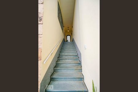 Casa à venda com 210m², 3 quartos e 4 vagasEscada de entrada