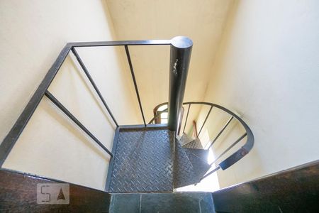 Casa à venda com 210m², 3 quartos e 4 vagasEscada edicola