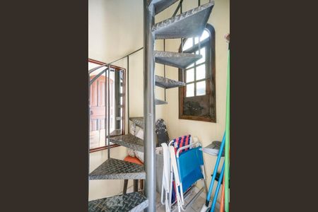Casa à venda com 210m², 3 quartos e 4 vagasEscada edicola