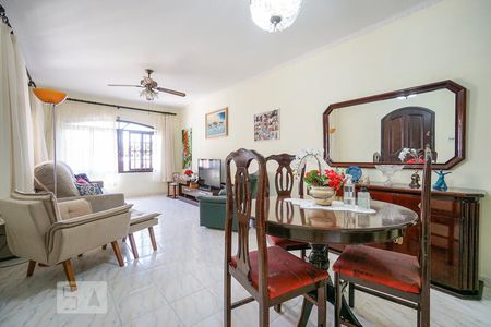 Casa à venda com 210m², 3 quartos e 4 vagasSala
